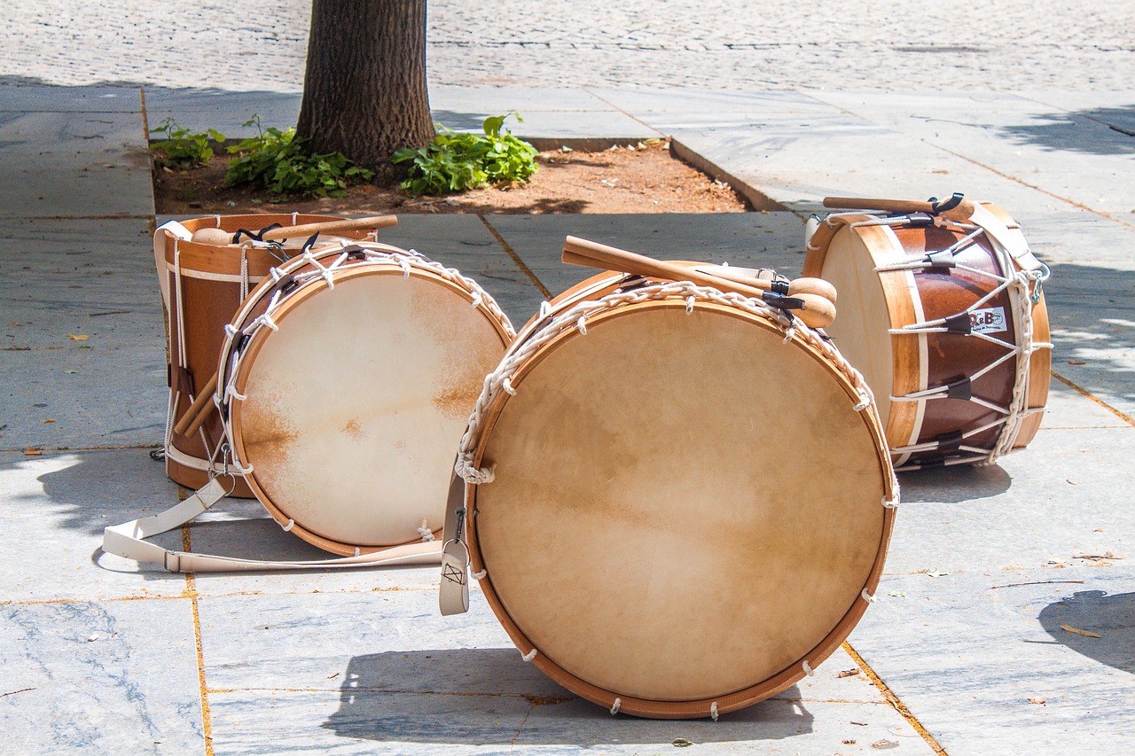 Gelin Konvoyu Önünde Davul Zurna Eşliğinde Ritmik Yürüyüş
