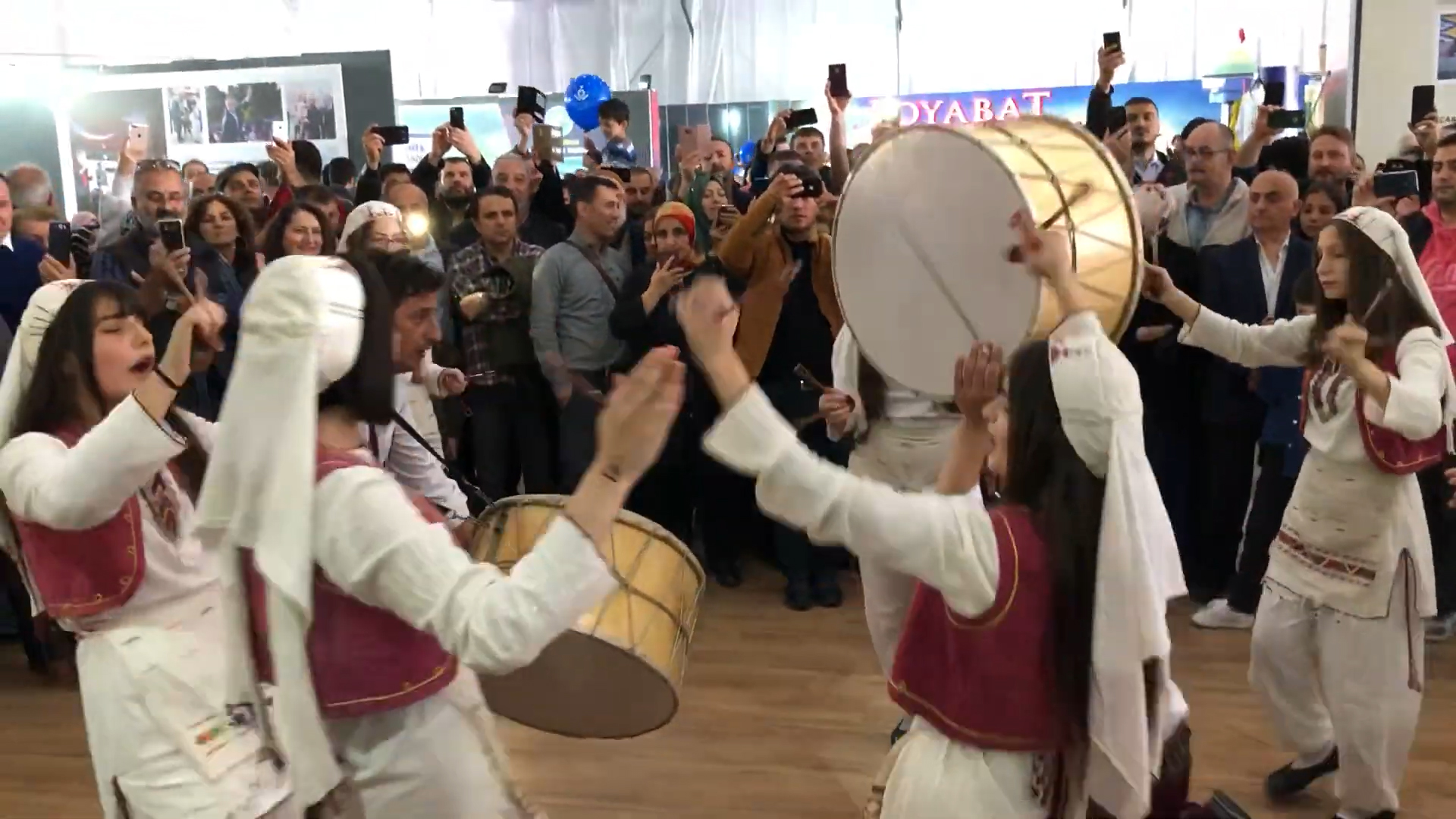 Sünnet Düğünlerine Özel Çocuklara Neşeli Davul Şovu