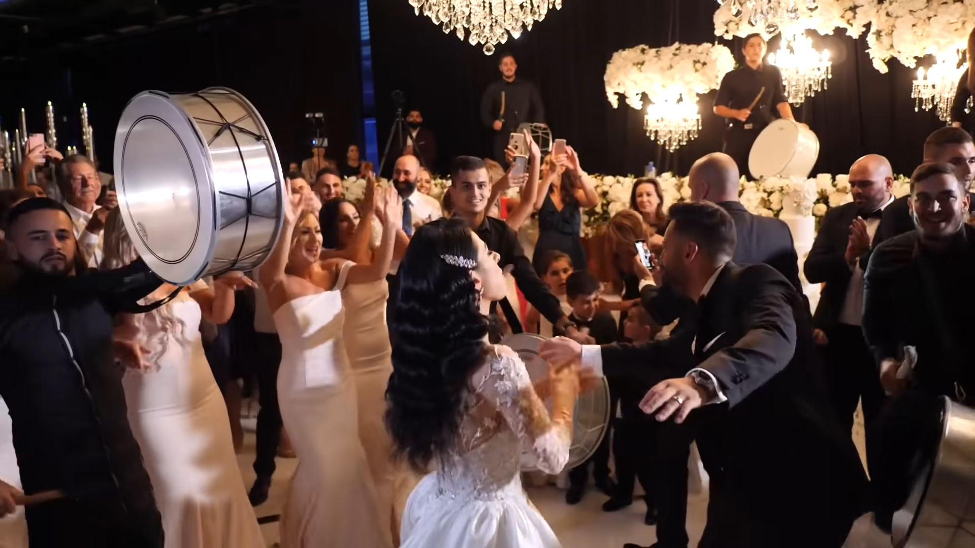 İzmir’de Düğünler İçin Renkli Davul Zurna Gösterisi